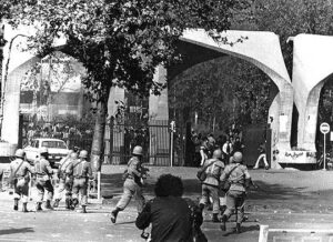 دور مانده از آرمان