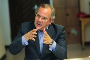 تئوری‌پردازی برای ابقای طبقه مرفه و اشرافی در قدرت